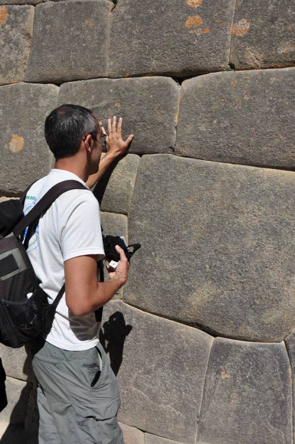 Testando a solidez das ruínas de Ollantaytambo, no Valle Sagrado, perto de Cusco, no Peru